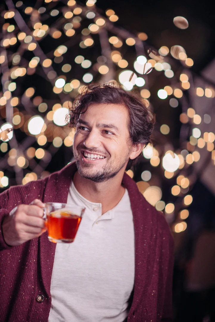 Man in Red Sweater, Outdoor Commercial Photography – Advertising Campaign Image