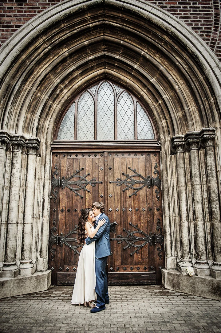Wedding Photographer: Happy Couple in Garden, Atmospheric Frame – Wedding Photography Portfolio