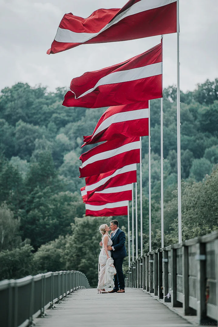 Wedding Photographer: Happy Couple in Garden, Reportage Frame – Romantic Wedding Image